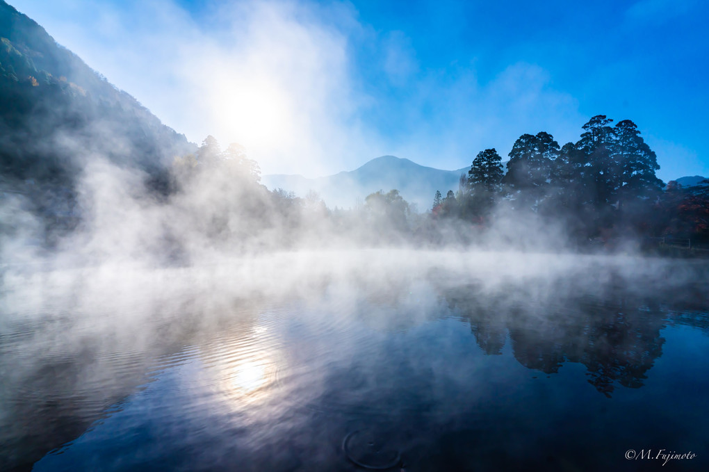 朝霧たつ金鱗湖