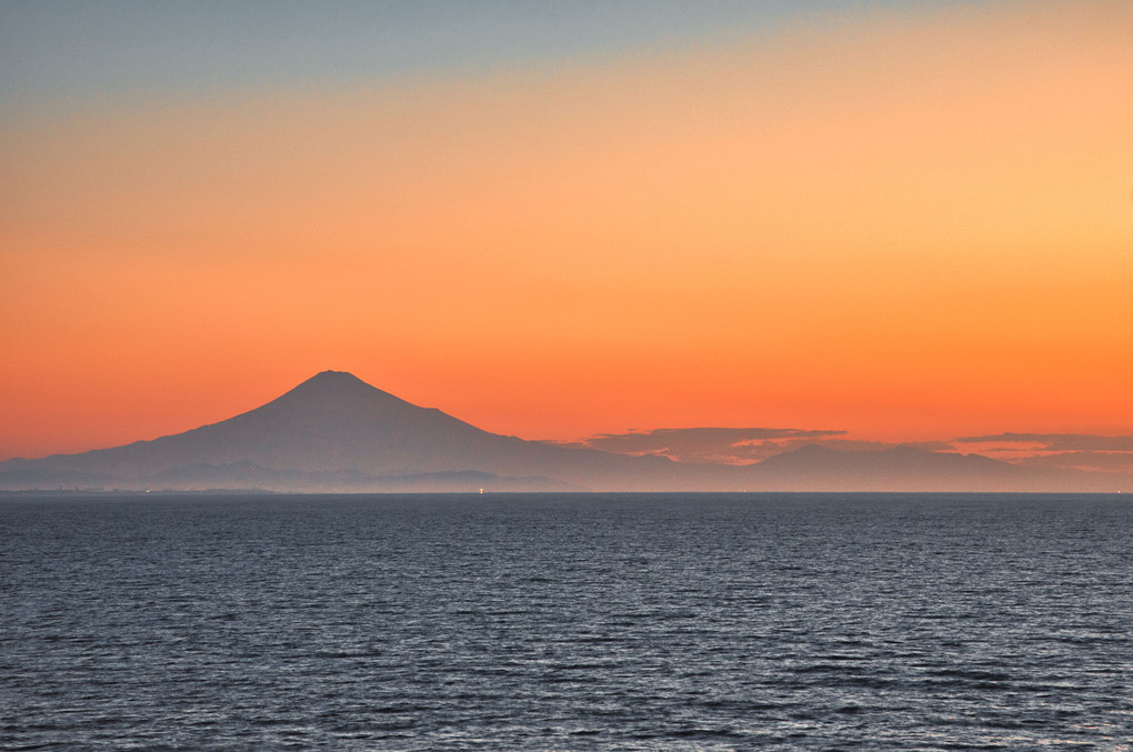 夜明け前の富士山