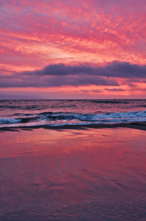 夜明け前の空と砂浜