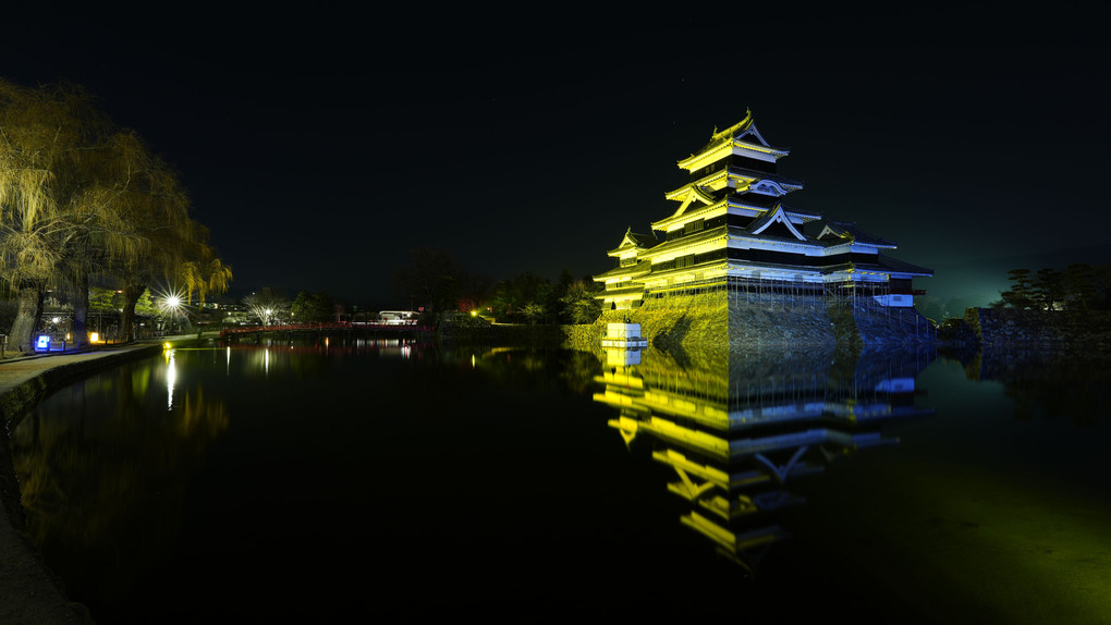 黄色と青の松本城