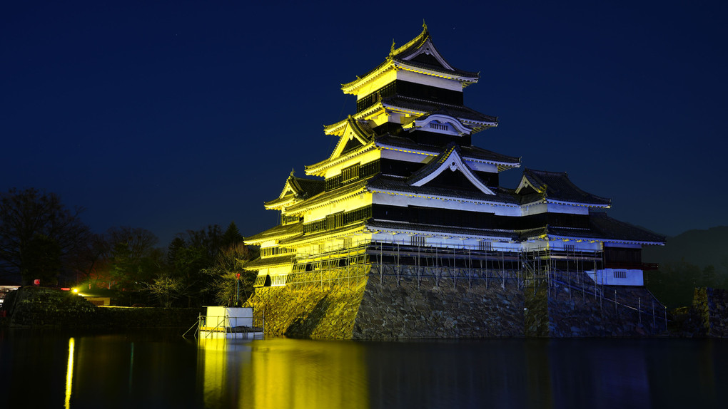 黄色と青の松本城