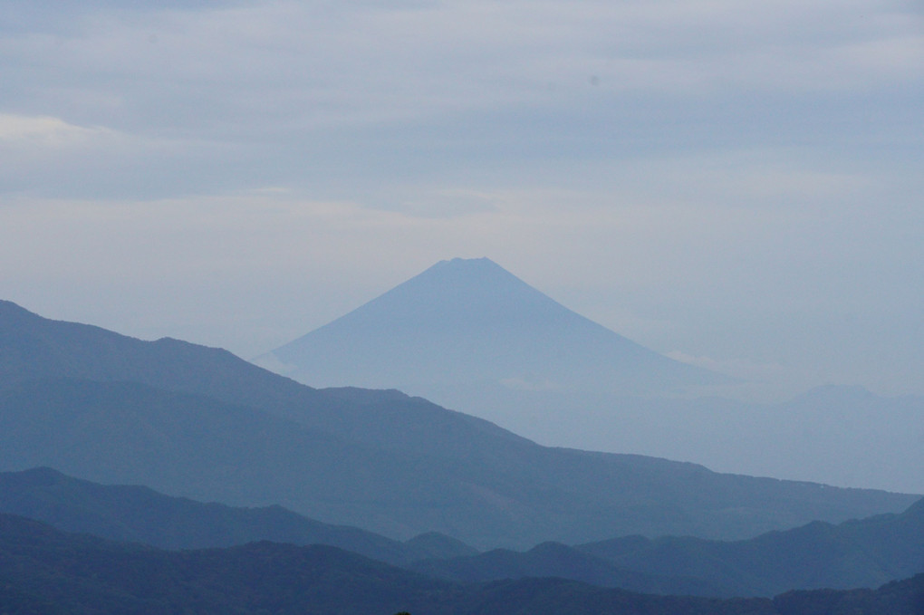曇天夕暮れシルエット富士