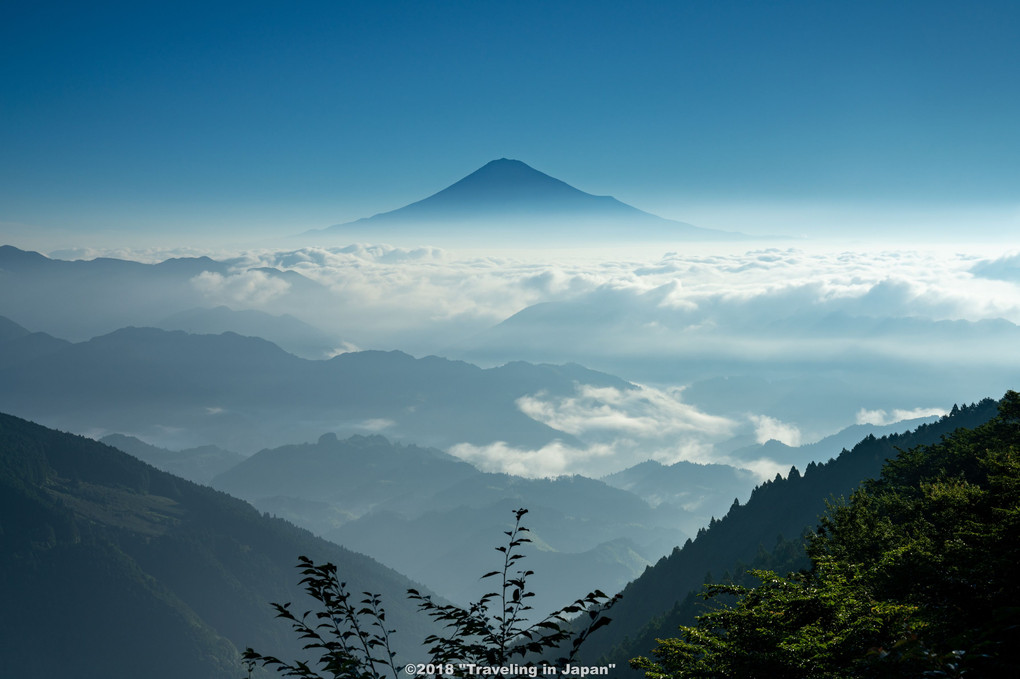 快晴の空に夏富士