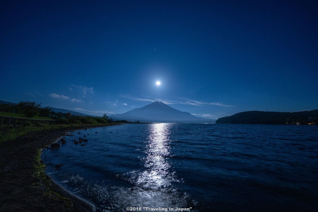 月光に照らされた山中湖