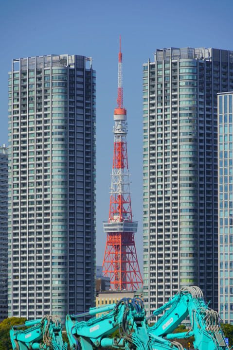 ビルの隙間から見える東京タワー