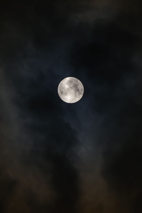  満月と雲