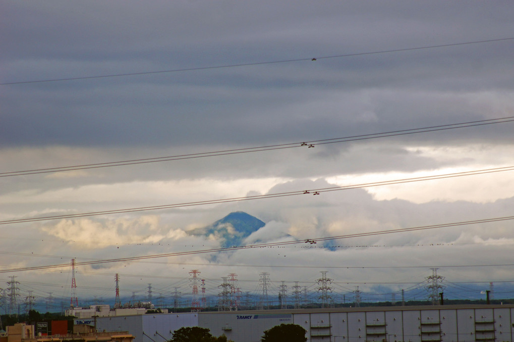 雲に囲まれる筑波山