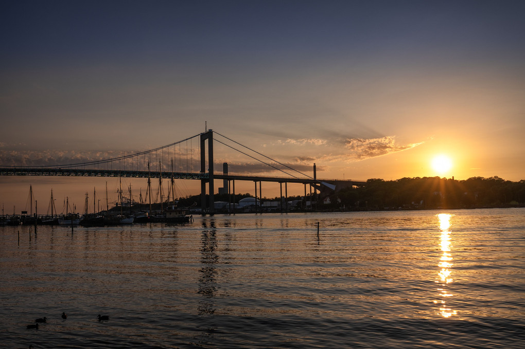 港の橋と夕日
