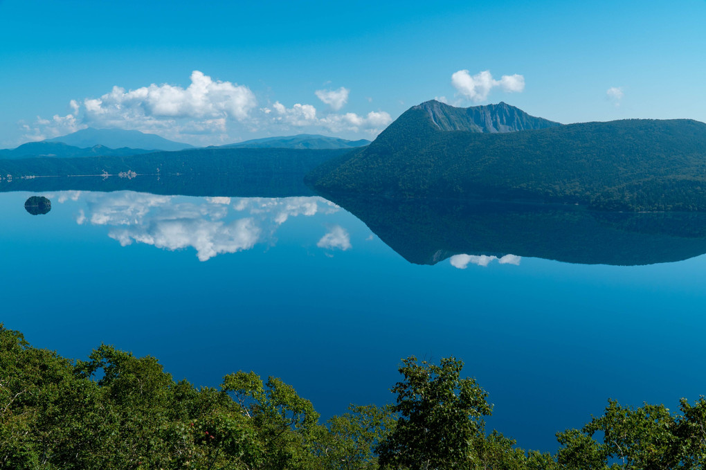 空を映すカルデラ湖の神秘－北海道弟子屈・摩周湖の美－