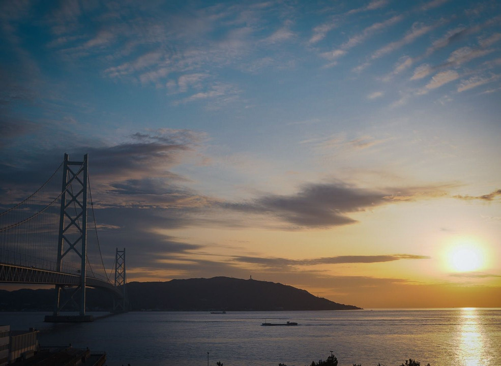 明石海峡大橋と沈み行く夕日を添えて