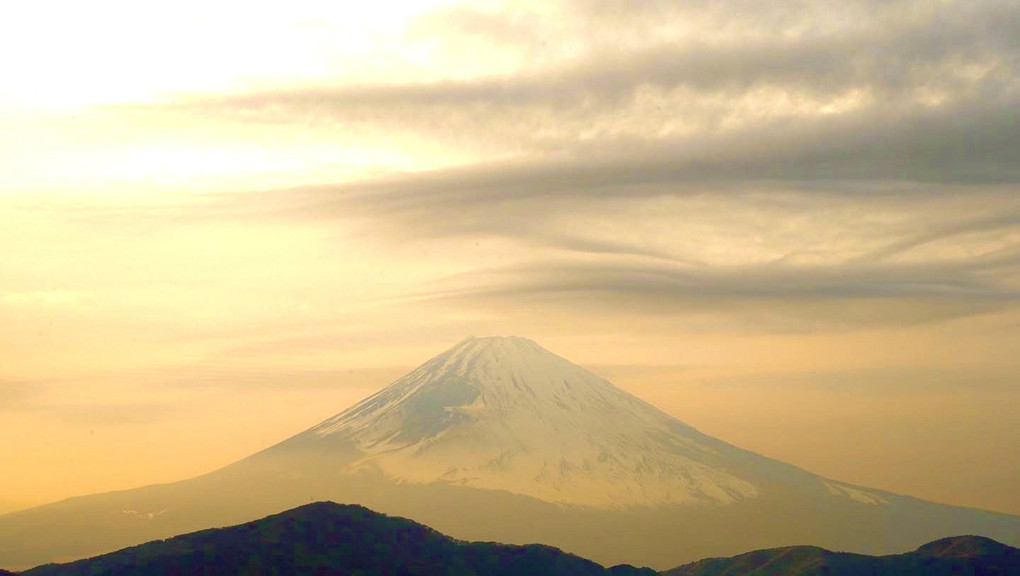 夕陽に染まり始めの富士山