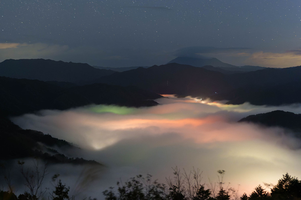 夜明け前の雲海と星空