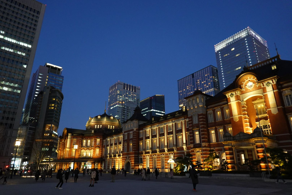 夕暮れ時の東京駅