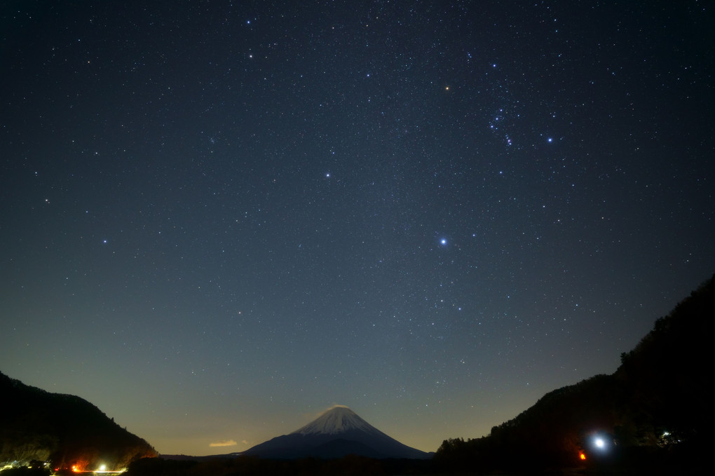 冬の星座と富士山