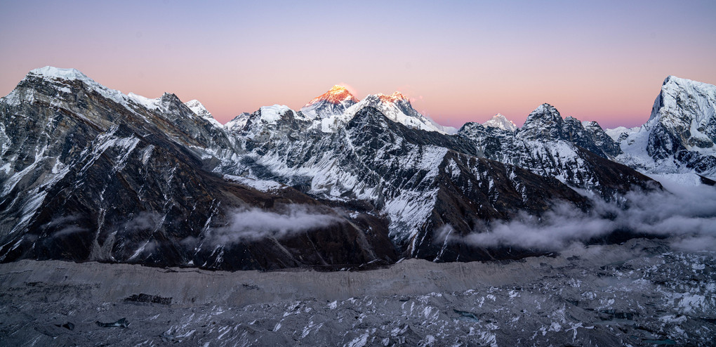 8,000m級の山々と夕陽に赤く染まるエベレスト