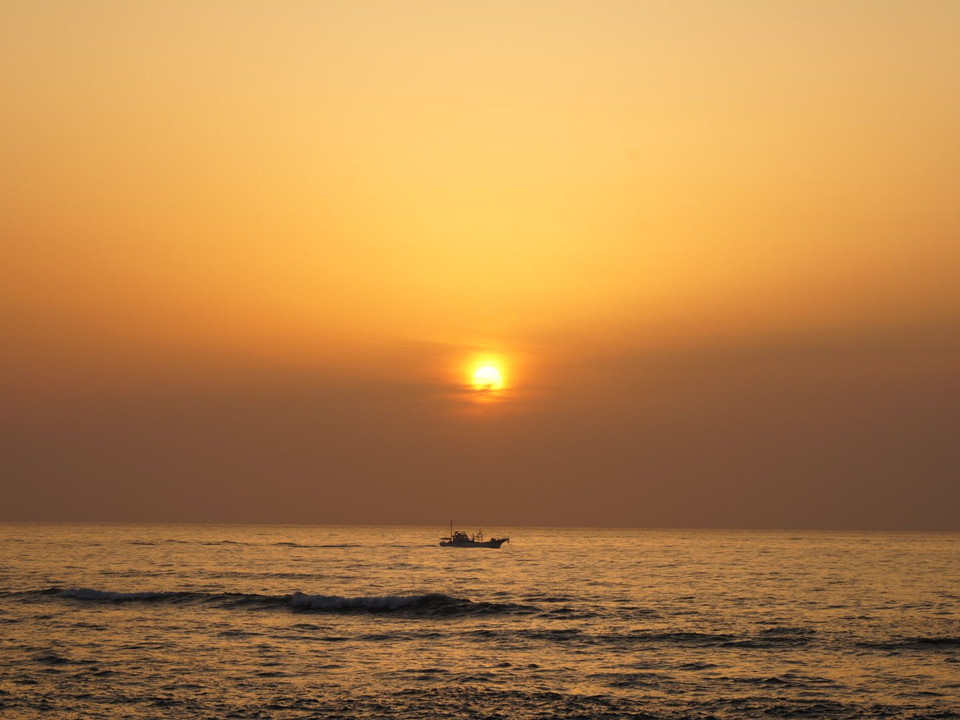 早朝の海