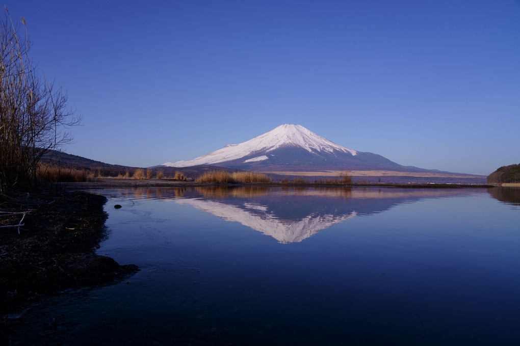 小さな入り江の逆さ富士