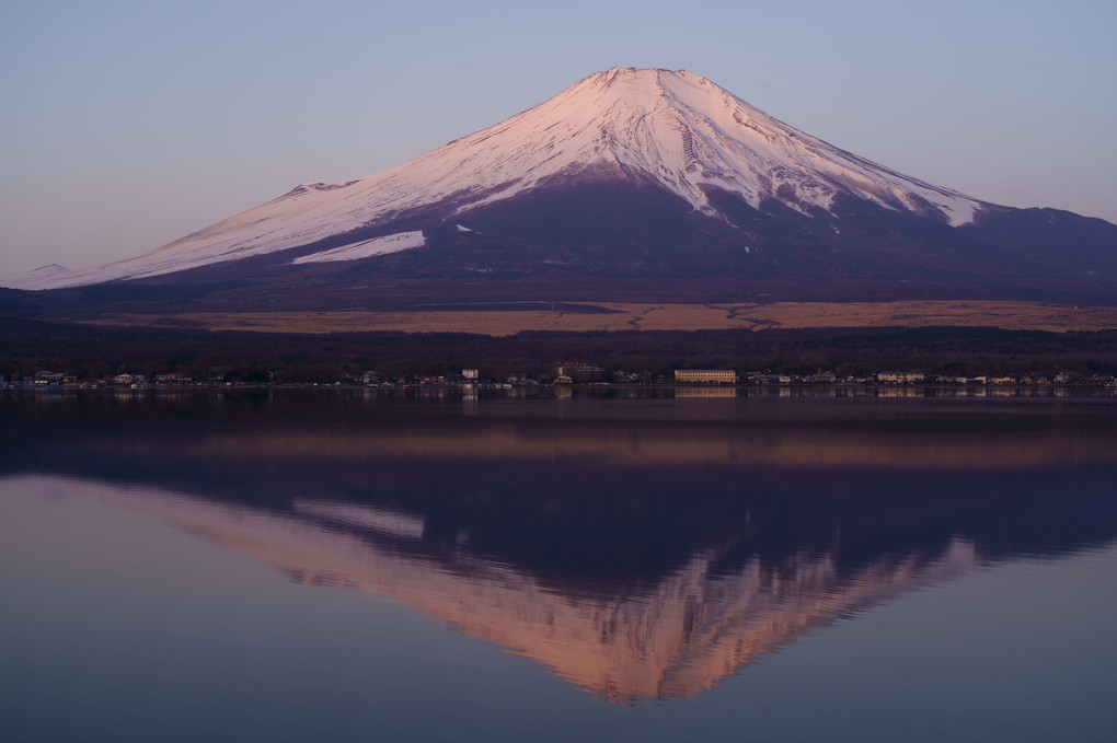 逆さ富士　朝日を浴びて