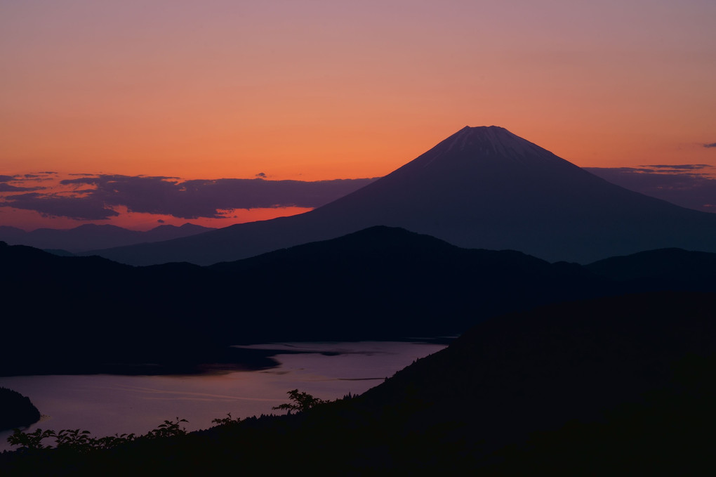 富士と芦ノ湖　夕暮れ時