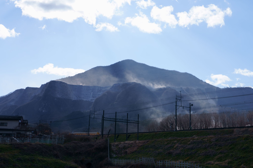 山煙る