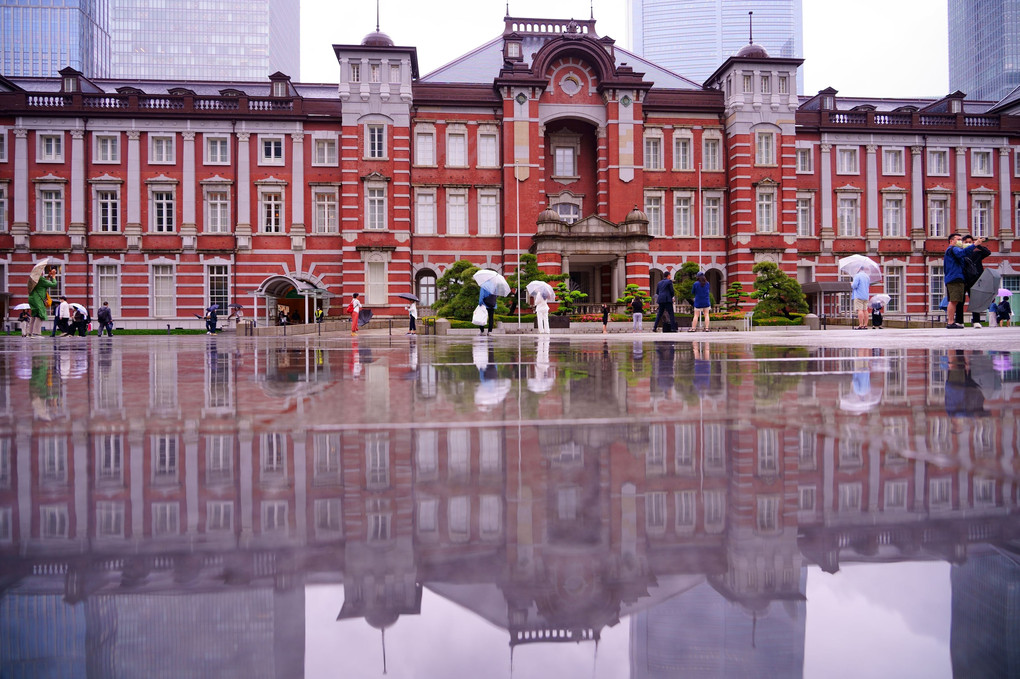 小雨の東京駅