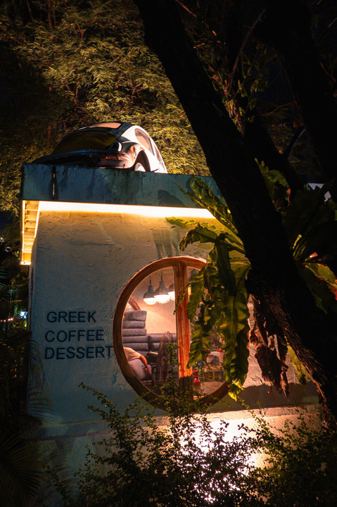 夜に映えるカフェ