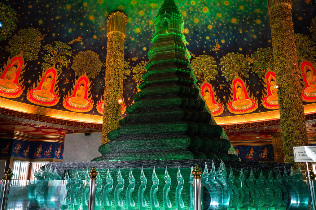 エメラルドグリーンの仏塔