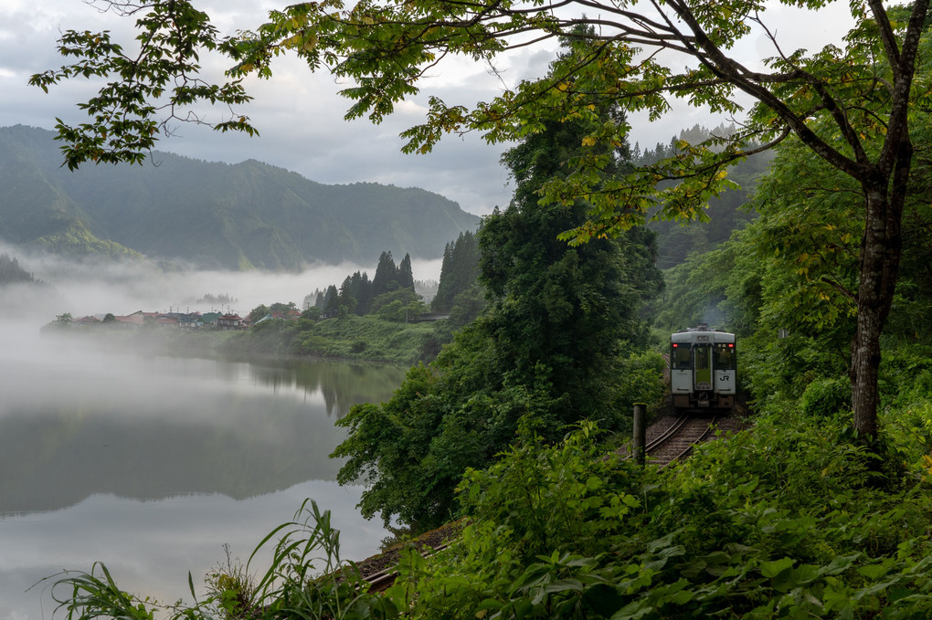 夏の只見線～その18～霧に包まれた村へ #カレンダー2024