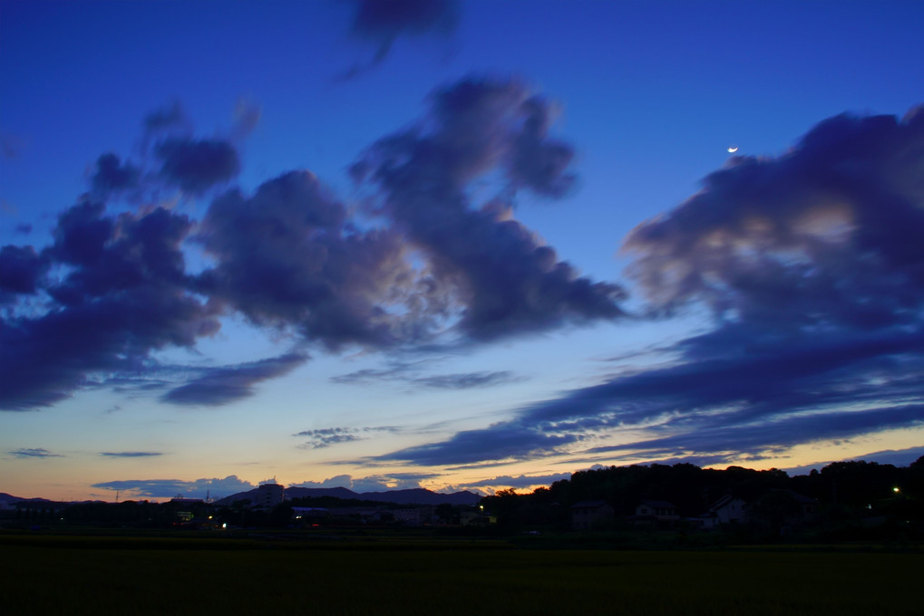 静かな秋の空と燃える秋の空