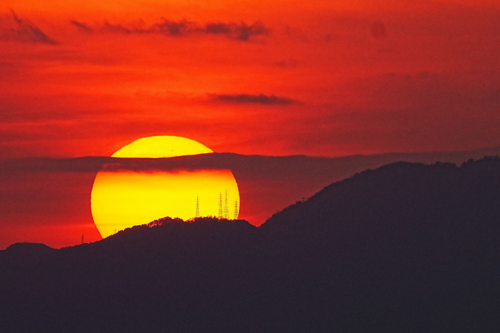六甲山の夕日と鉄塔