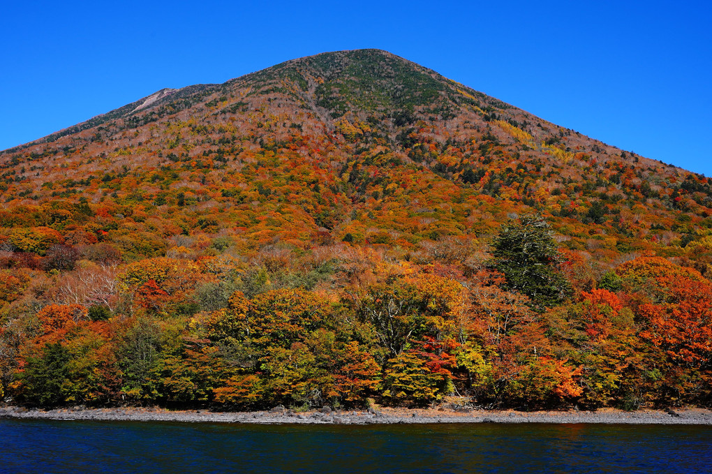 男体山から望む中禅寺湖と男体山の紅葉
