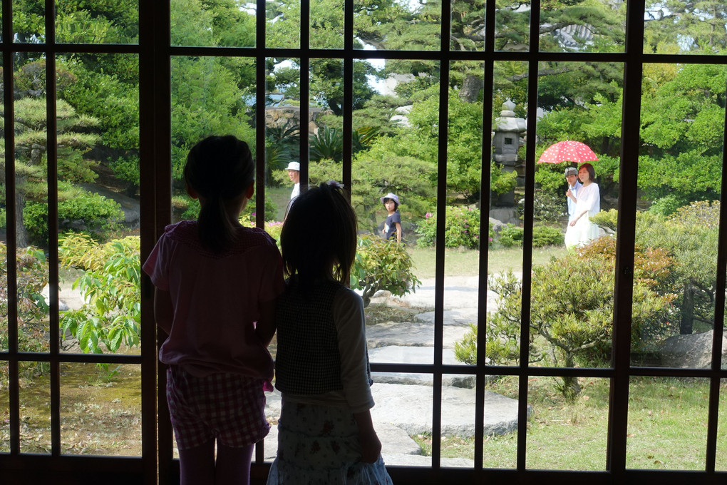「日本庭園を見る姉妹（高松市）」