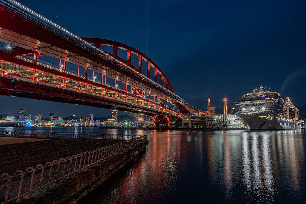 神戸大橋と世界最大級豪華客船