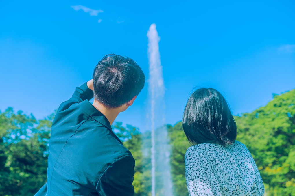 雨上がりの日にカップルポートレート