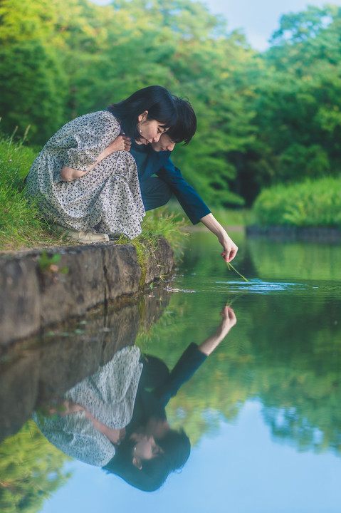 雨上がりの日にカップルポートレート