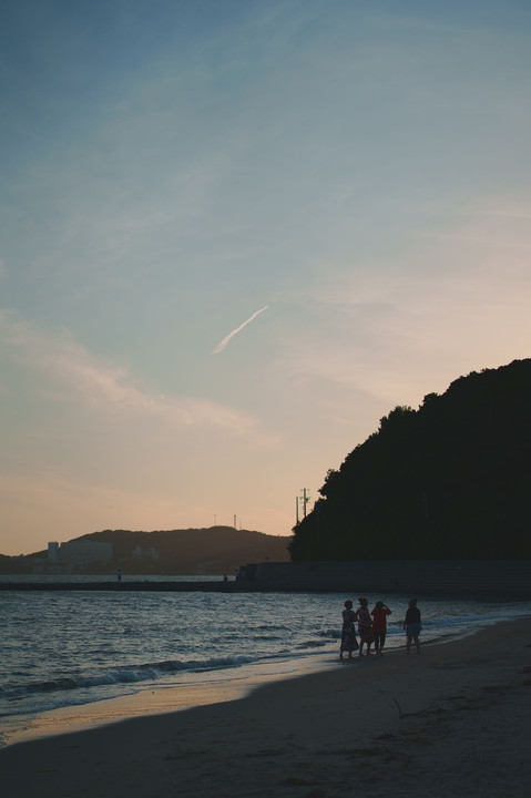 夕暮れの海岸にて