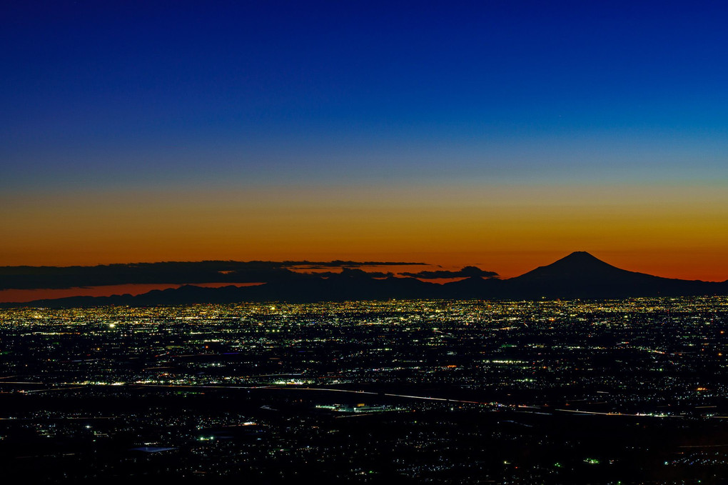 筑波山から望む関東平野の夕景と富士山
