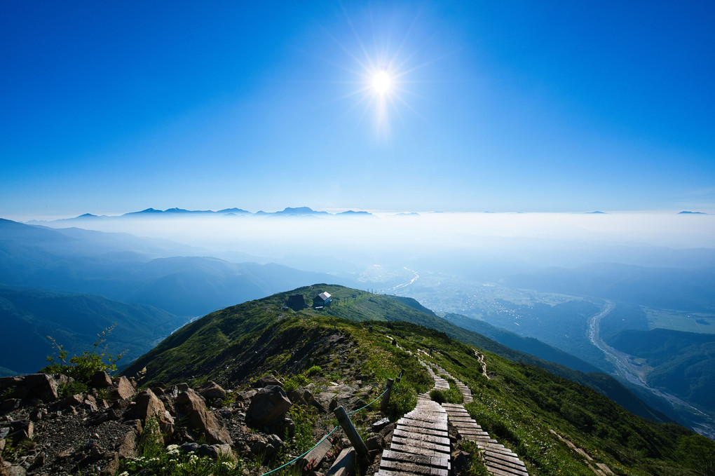 朝の壮大な絶景（唐松岳）