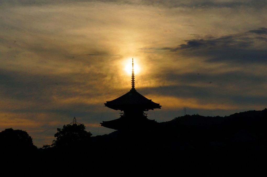 三重塔に落ちる夕陽