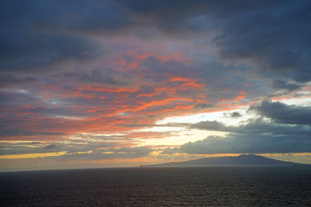 降り注ぐ朝陽　一艘の船、伊豆大島と共に