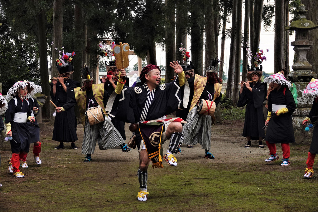 農民藤兵衛と子供たちが城鍬舞を踊る