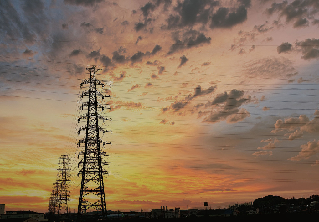 送電線の並ぶ街