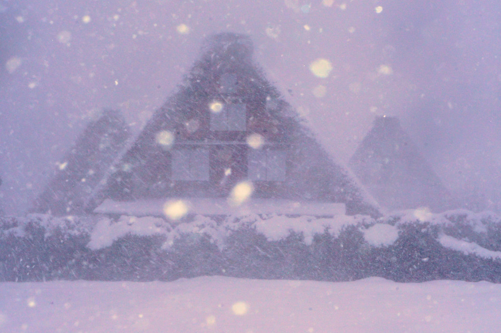 三小屋に降る雪