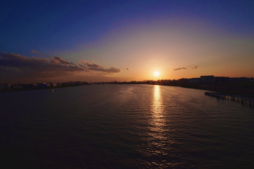多摩川に沈む夕陽