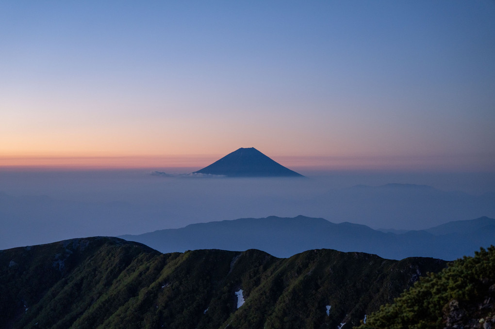 北岳からのぞむ富士山の朝焼け