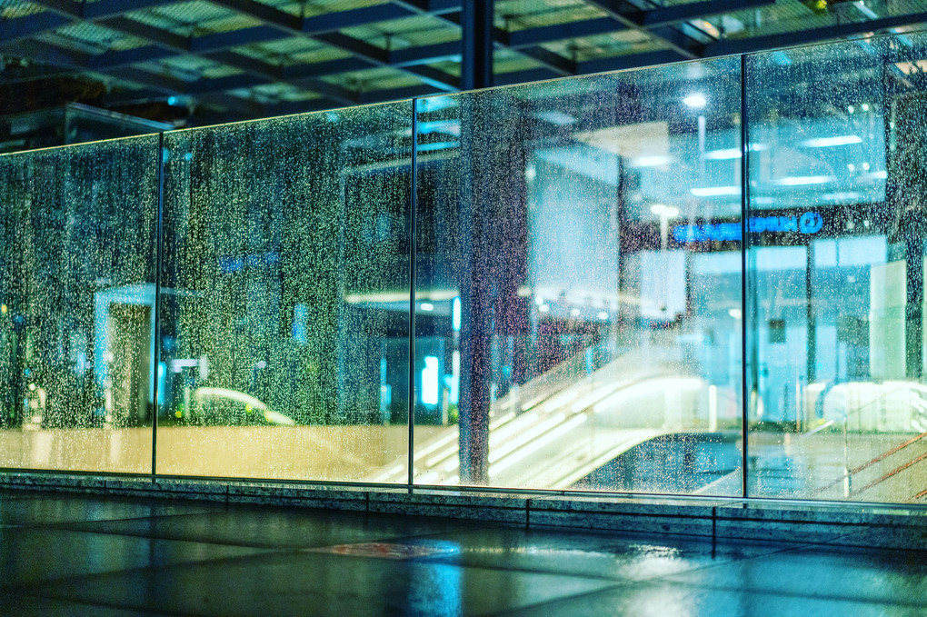 雨の日のオフィスビル