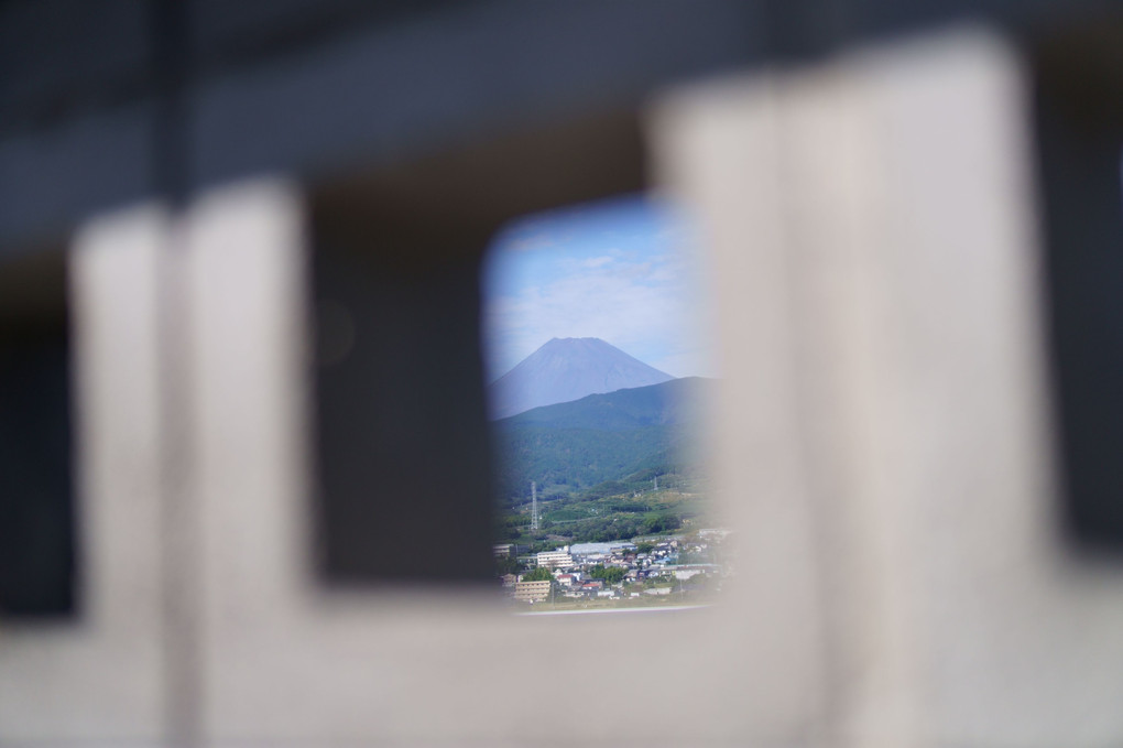 穴から富士山を覗いてみる