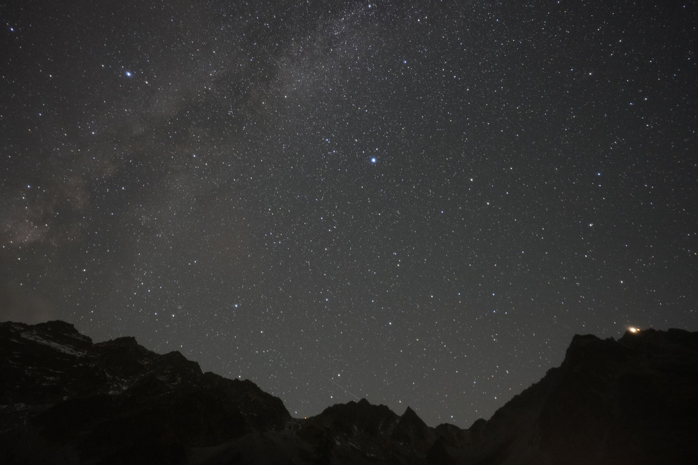 流れ星と満点の星空