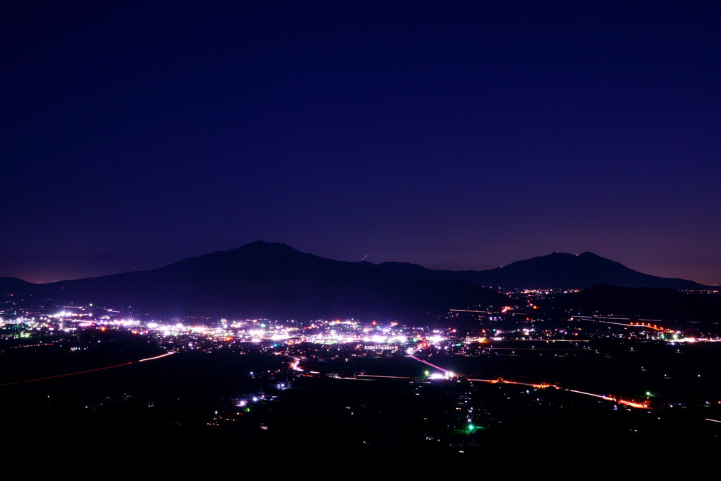 加波山と街の灯り