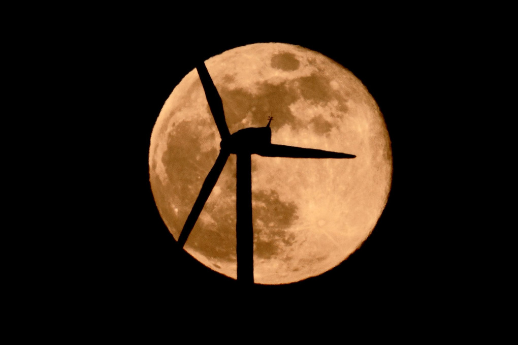 満月と風車（風力発電）